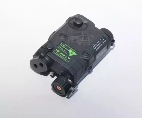 Replika AN/PEQ 15 z celownikiem laserowym - czarny FMA-10-003918-00 asgbox.pl asgbox.pl - Replika AN/PEQ 15 z celownikiem laserowym - czarny