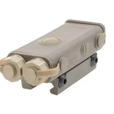 Replika PEQ 10 z celownikiem laserowym i latarką - tan FMA-10-005820-00 asgbox.pl Replika PEQ 10 z celownikiem laserowym i latarką - tan FMA-10-005820-00 asgbox.pl