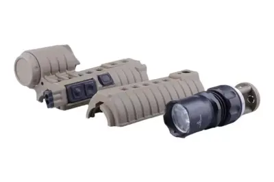 Chwyt przedni z latarką M500A do replik typu M4 - tan - obrazek 2
