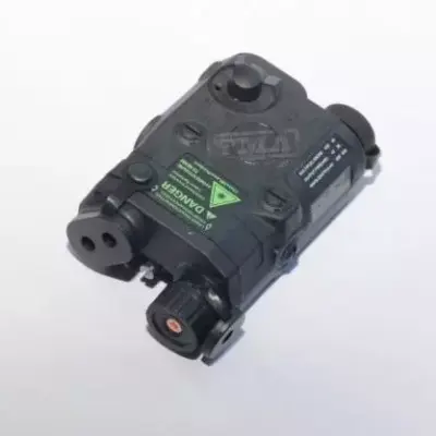 Replika AN/PEQ 15 z celownikiem laserowym - czarny FMA-10-003918-00 asgbox.pl Replika AN/PEQ 15 z celownikiem laserowym - czarny FMA-10-003918-00 asgbox.pl